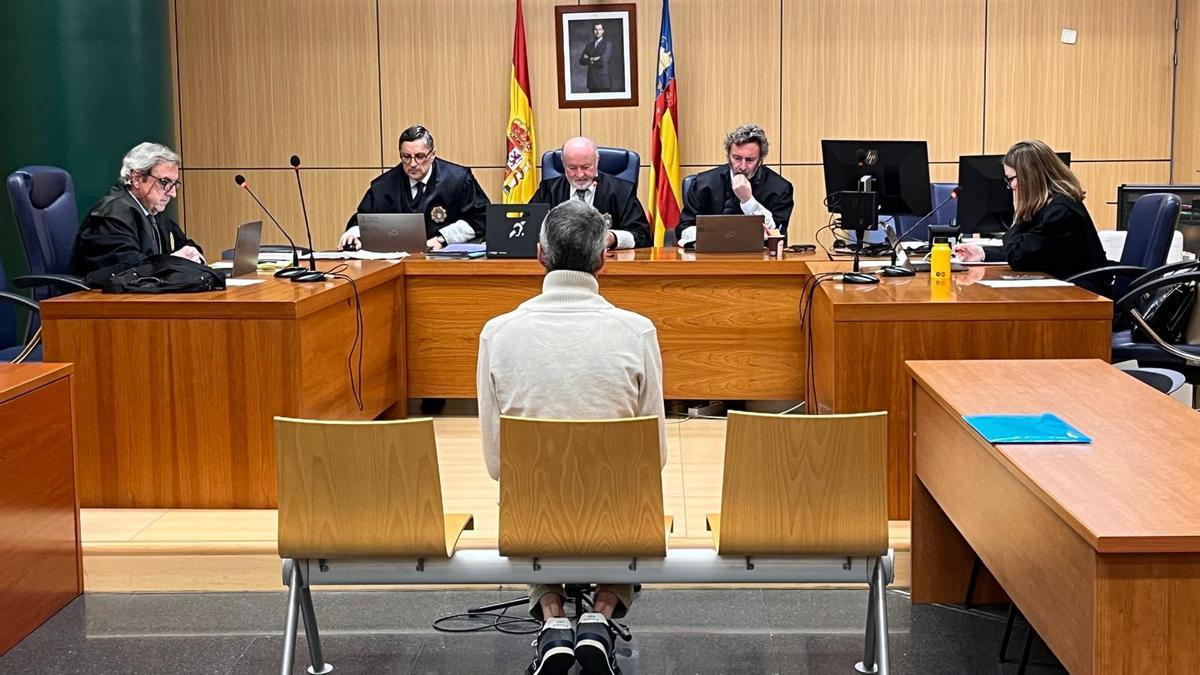 El condenado por abusar de tres menores en la Ribera durante el juicio celebrado este martes en València.