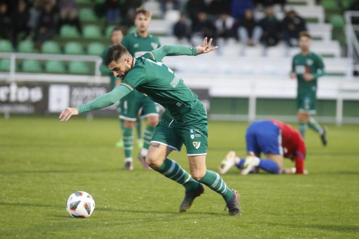 Andriu, del Coruxo, conduce el balón durante el partido de ayer ante el Bergantiños. |   // RICARDO GROBAS