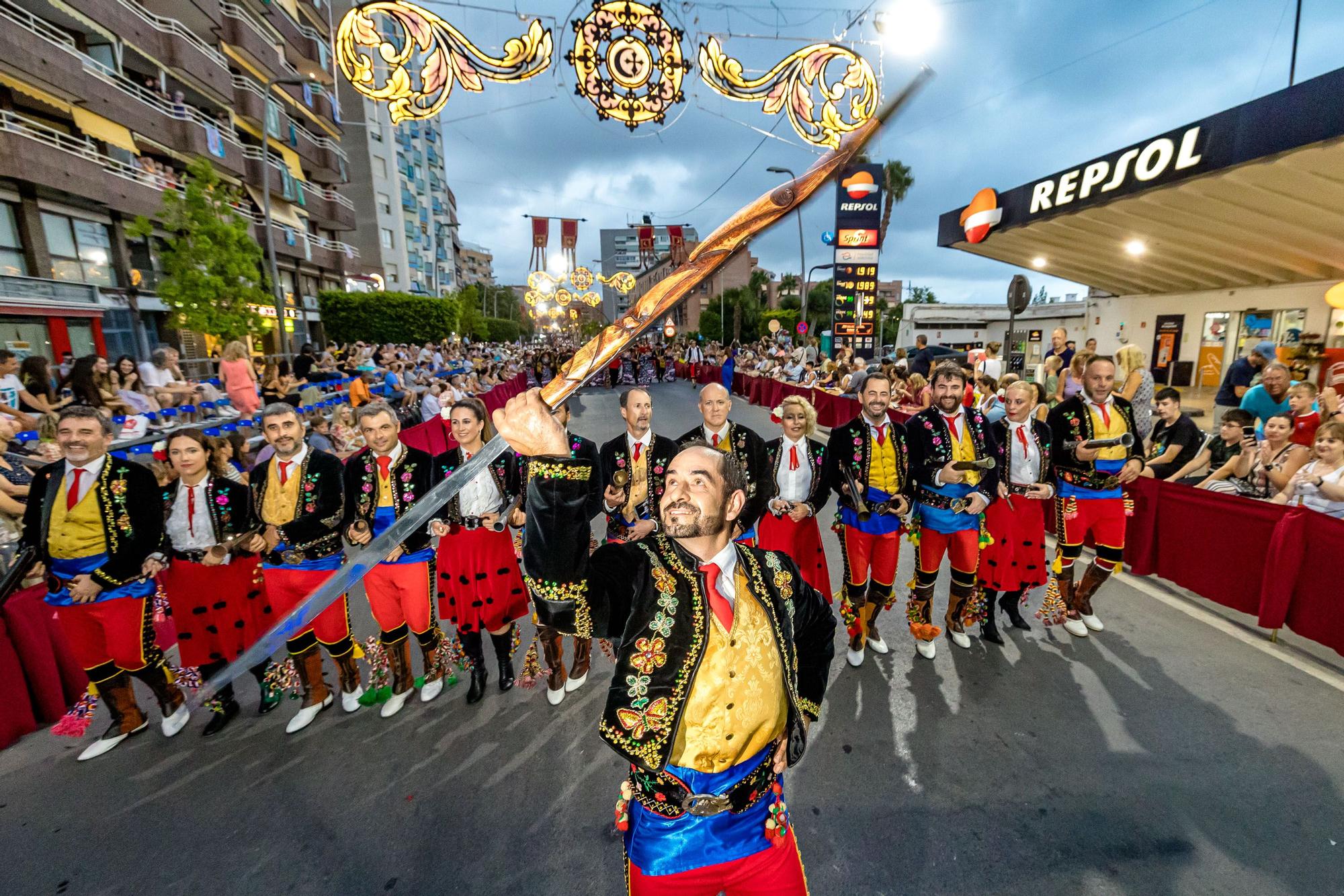 Las once compañías de la cruz recorren las calles ante la atenta mirada del público que volvió a sentir el vibrar de la música | Como en el Desfile moro, el boato lo formaron Reyes que ostentaron el cargo en años anteriore