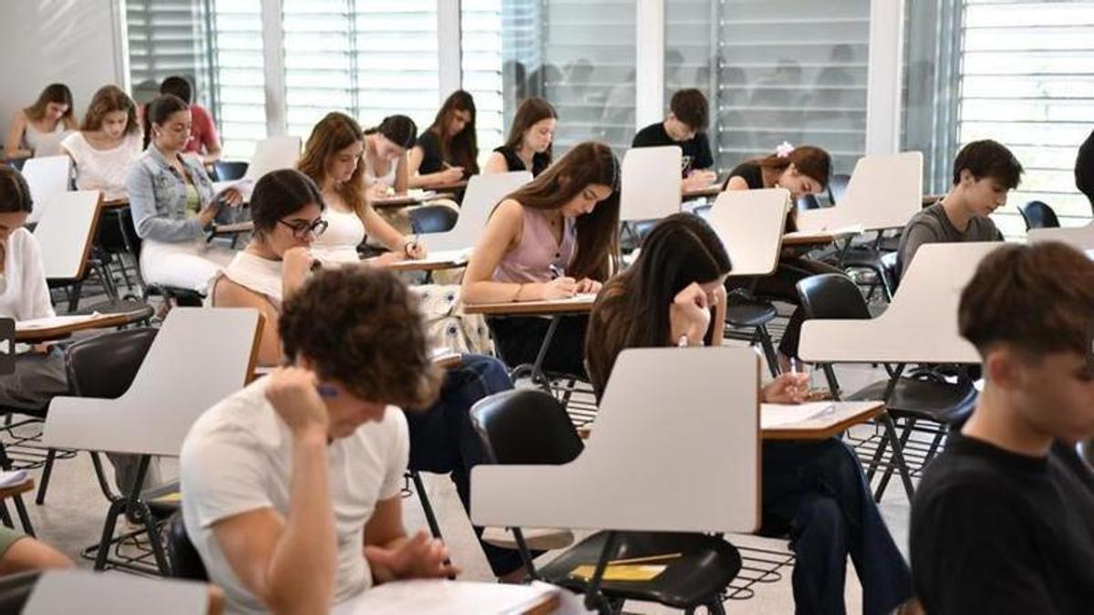 Alumnes fent la selectivitat