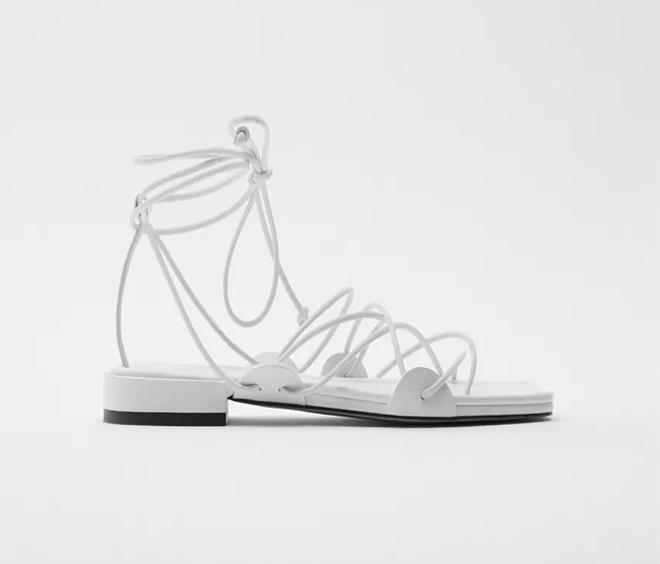 Sandalias blancas de piel con tiras de Zara