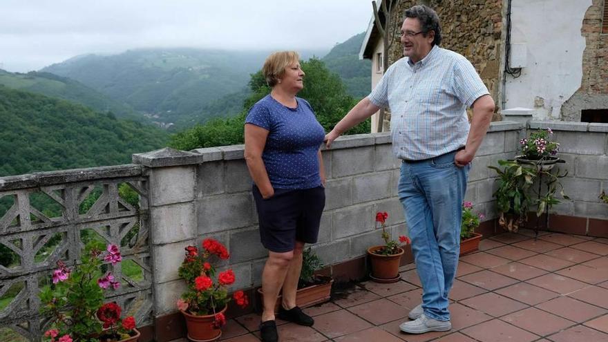 Carmen Vázquez, de la Asociación de Vecinos de La Invernal, y Ángel Luis Rubio, ayer, con el valle de San Juan a sus espaldas.