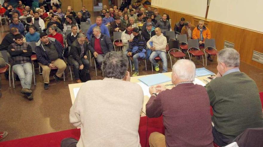 Un momento de la asamblea de ayer, en Santiago.