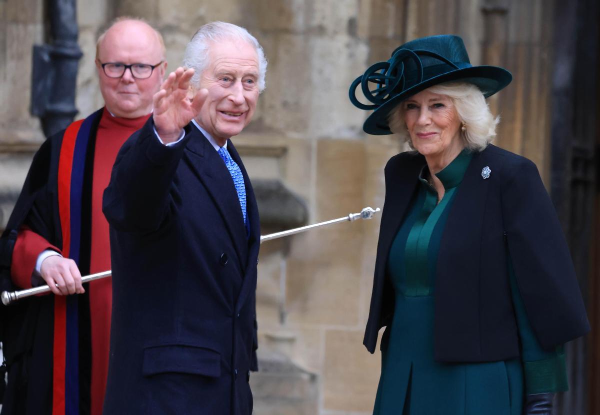 Carlos III asiste a la misa de Pascua en su primera aparición pública desde febrero