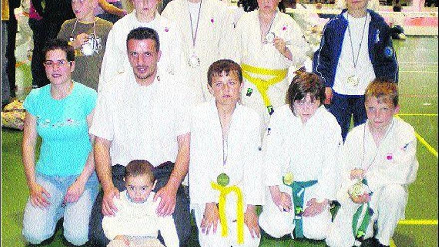 Componentes del Club Rivalsan, en Vitoria, donde consiguieron cinco medallas de oro, una de plata y otra de bronce, junto a sus entrenadores.