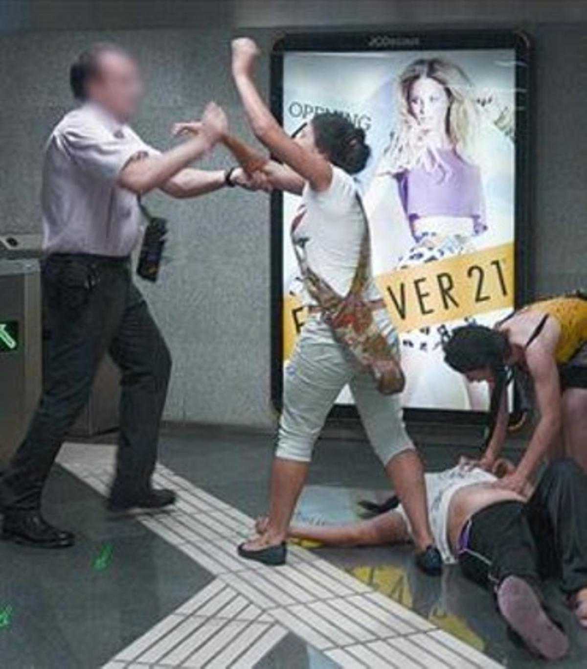 Un interventor del metro s’enfronta a tres carteristes el juny del 2011.