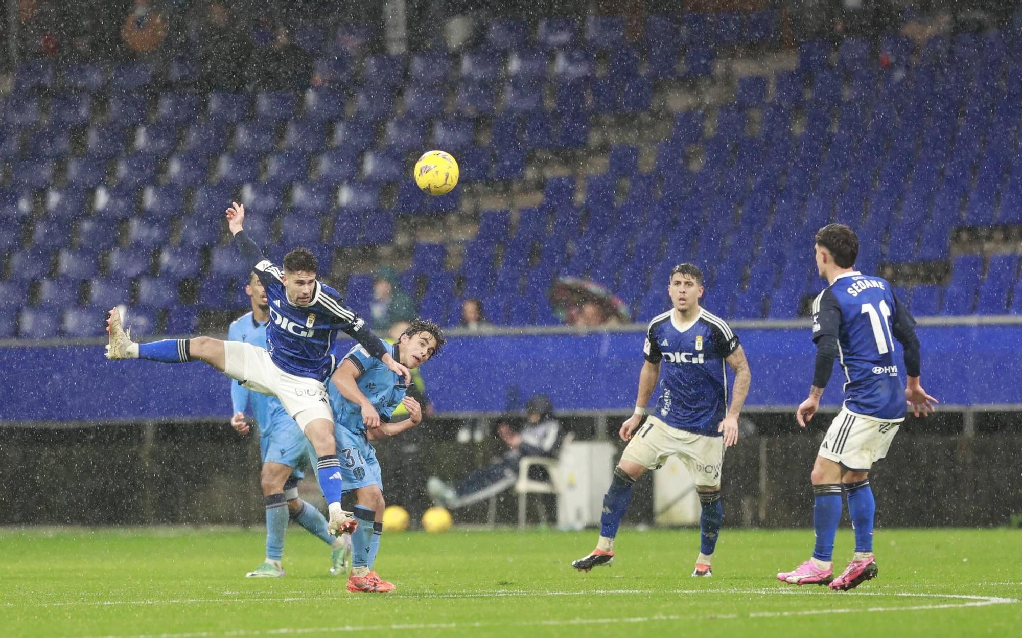 EN IMÁGENES: Ambiente y partido de un Real Oviedo-Levante pasado por agua