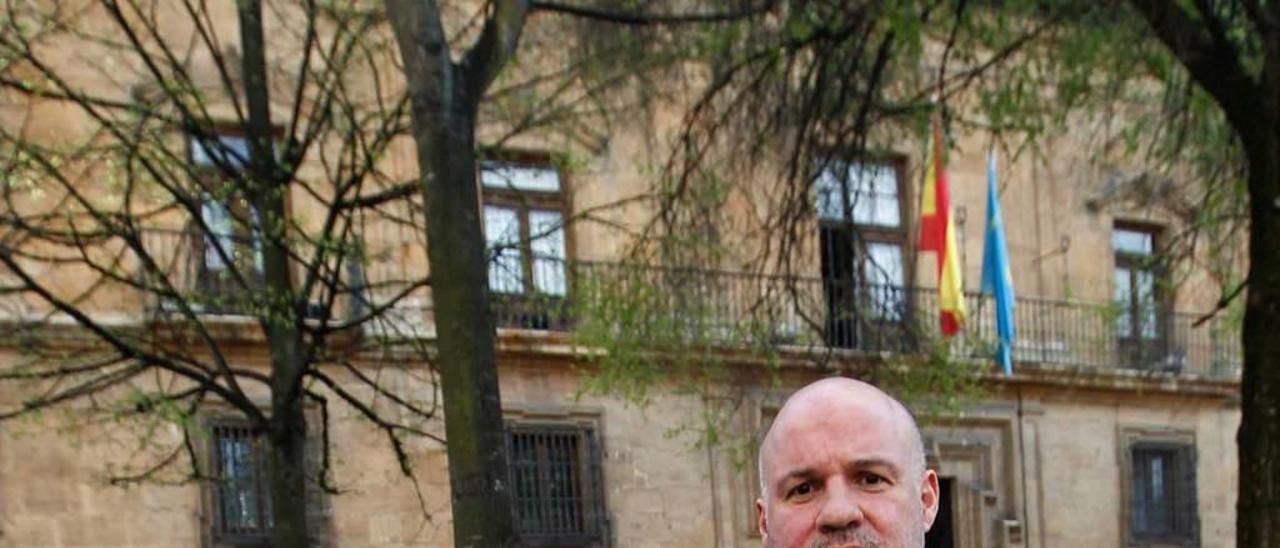 Ignacio González Vega, en la plaza Porlier de Oviedo.