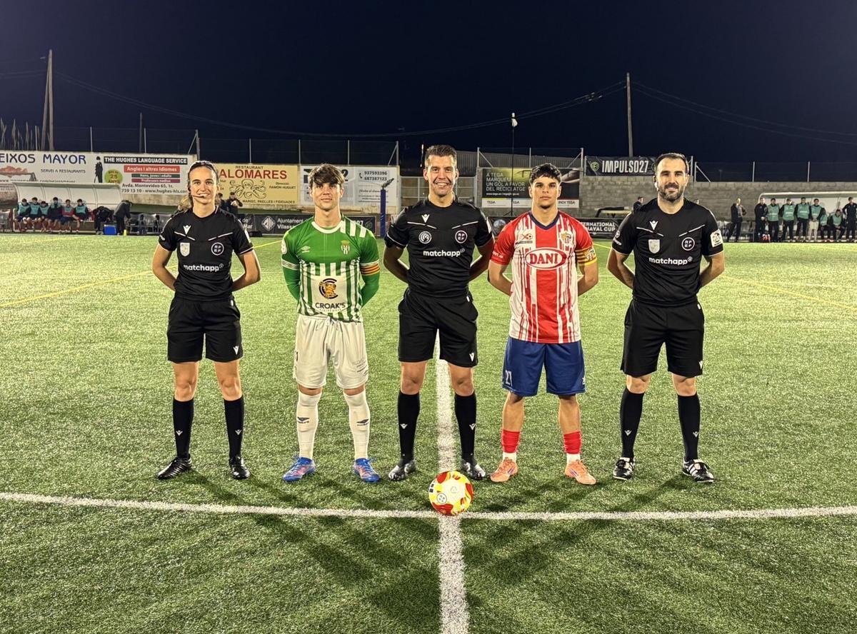 Els capitans del Peralada i el Vilassar amb l'equip arbitral