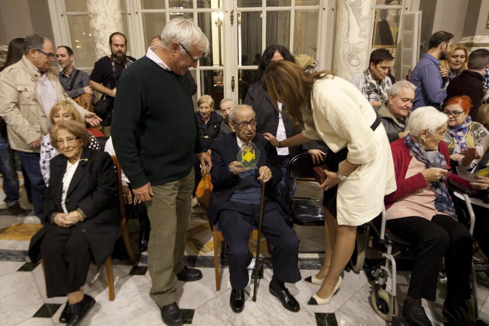 Homenaje a los 25 vecinos centenarios de Valencia