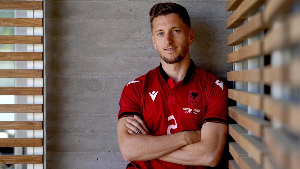 Ivan Balliu posa con la camiseta de Albania.