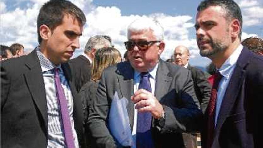 L&#039;alcalde de Cardona, Ferran Estruch, Agustí Alcoberro i el conseller Santi Vila, ahir a la Torre de la Minyona