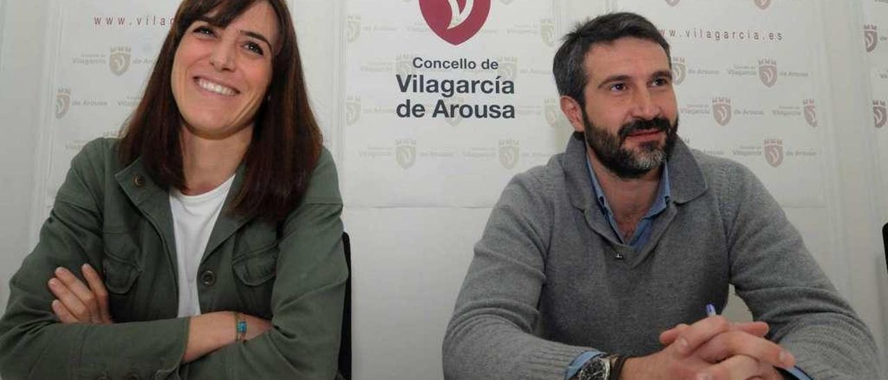 La concejala responsable de los asuntos de movilidad, Paola María, y el alcalde de Vilagarcía, Alberto Varela. // Iñaki Abella