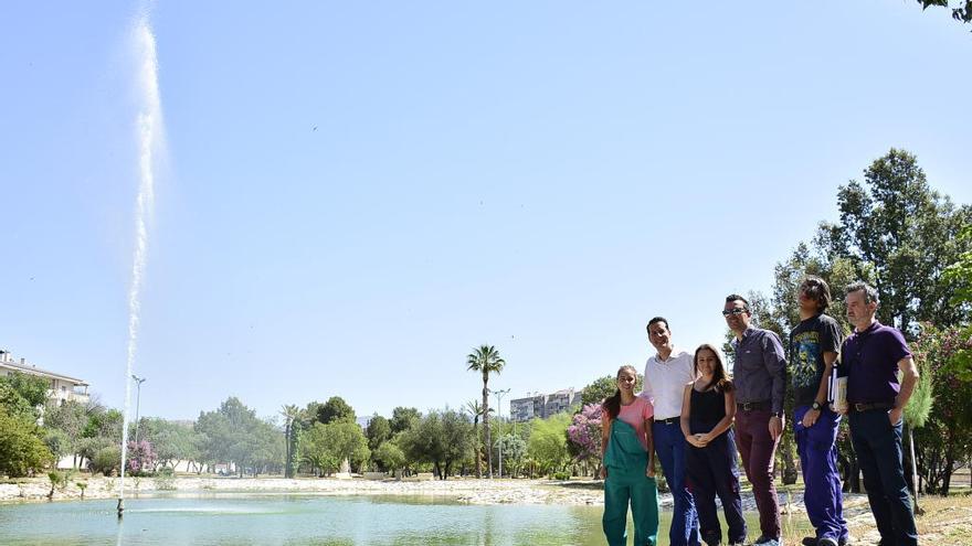 El géiser del lago del PERI del Vinalopó durante la visita del alcalde