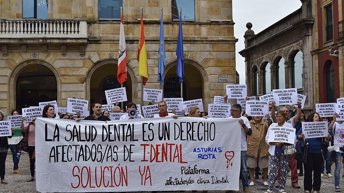 Una manifestación de los afectados de iDental en Gijón en el año 2018.