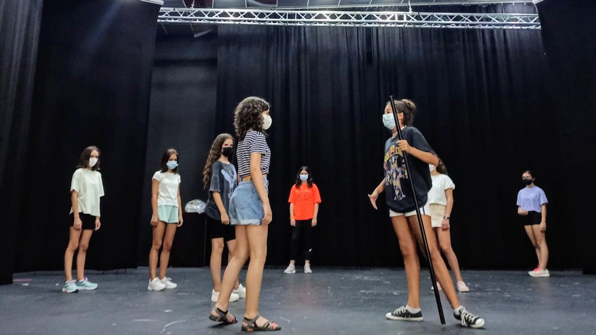 Participantes del taller sobre el escenario de la casa de la cultura