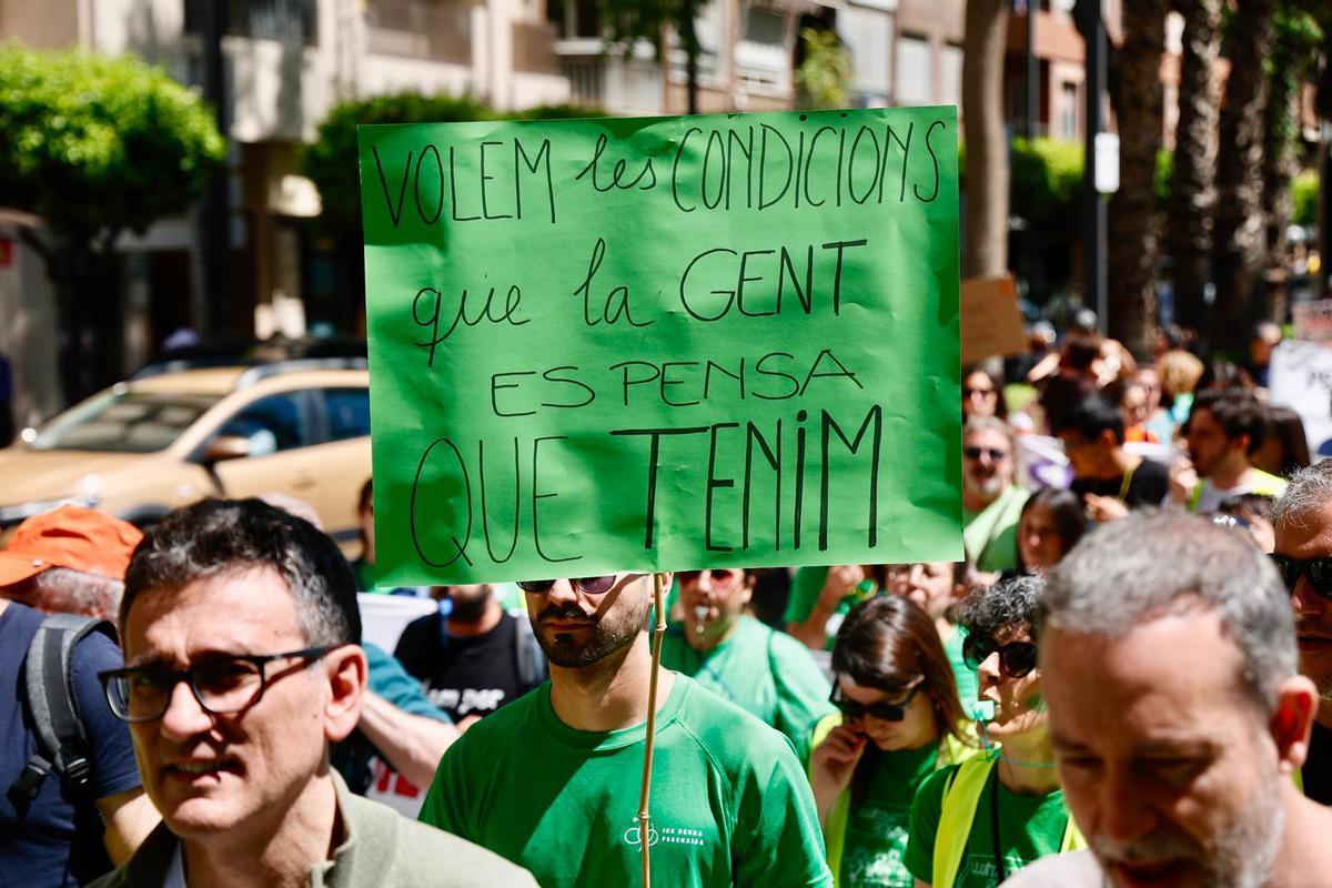 Cerca de 500 personas marchan en Torrent para defender la educación pública