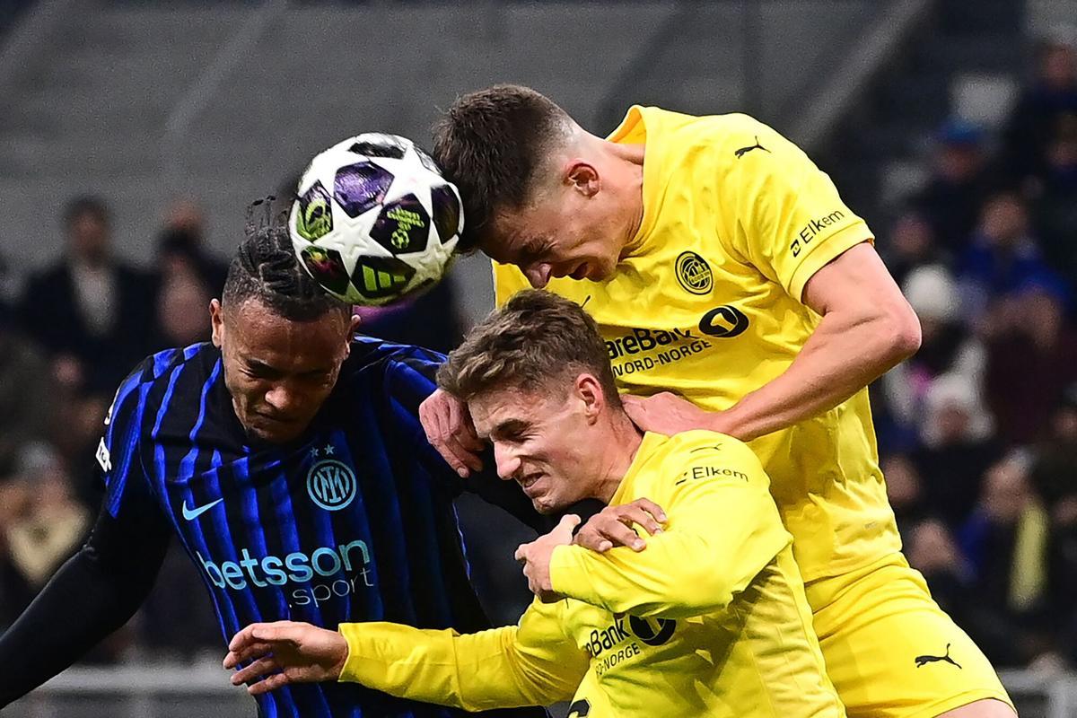 Akanji trata de rematar junto a dos jugadores del Bodo/Glimt.