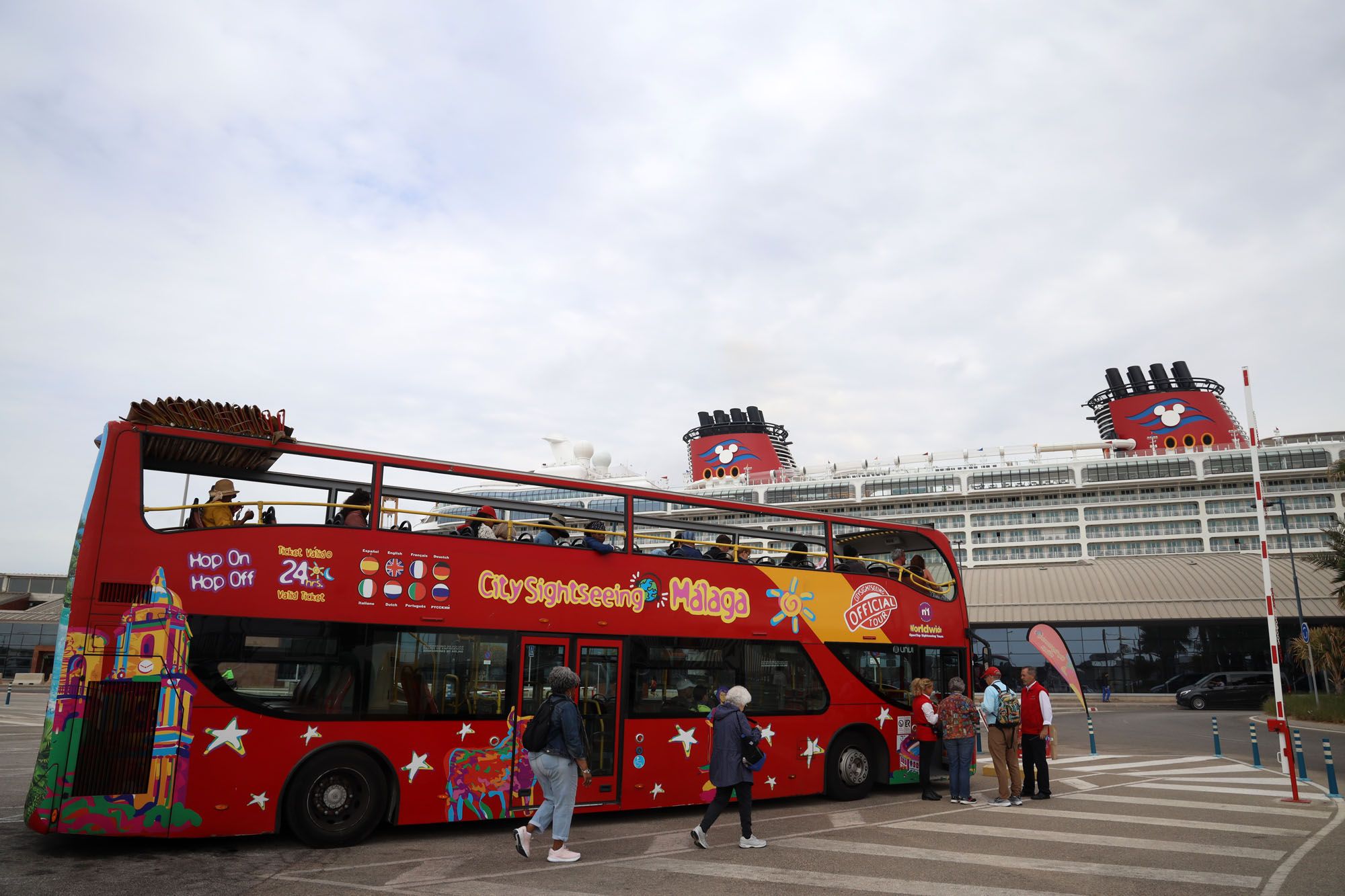 Primera escala del crucero Disney Dreams en el puerto de Málaga