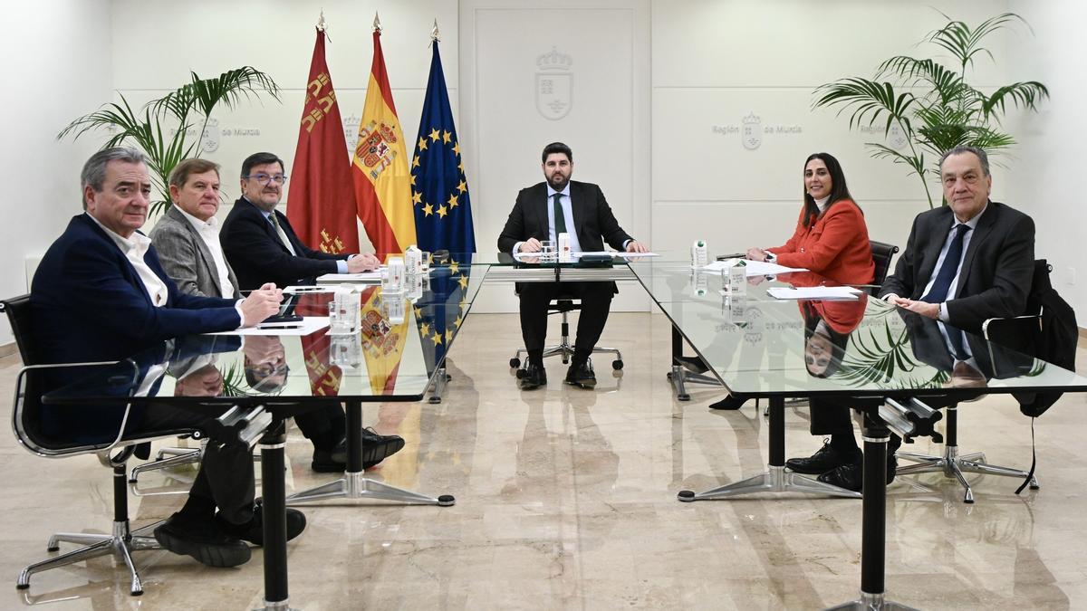 López Miras y la consejera Sara Rubira se reúnen con el presidente de Fepex, Cecilio Peregrín