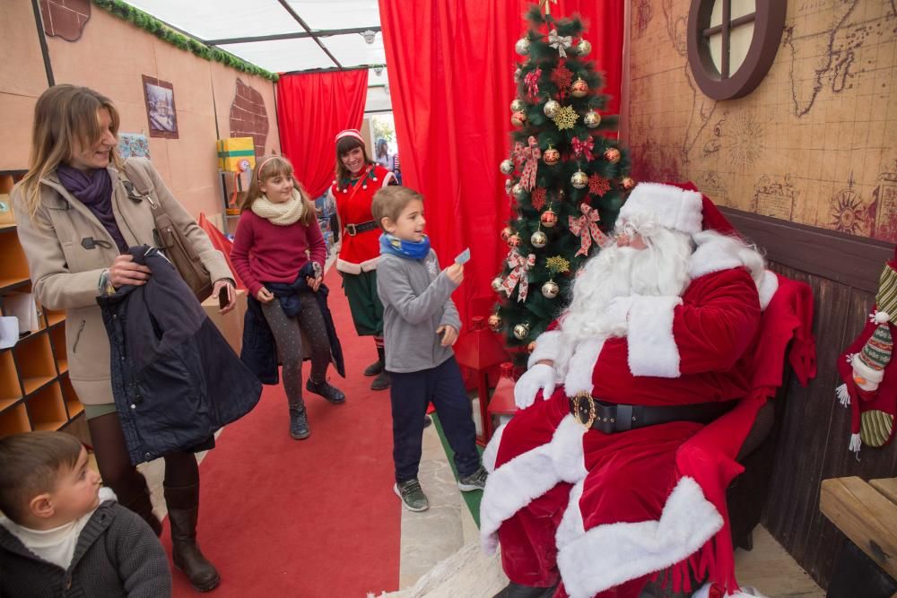 Gran afluencia de público en la inauguración de la casa de Santa Claus