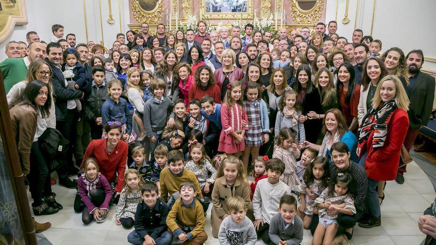 Buena parte de los más de 150 mayorales que componen la Comisión, con el edil de Fiestas y el párroco, en la capilla de la Mare de Déu.