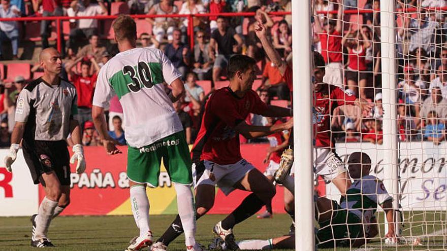 Los jugadores del Elche intentan salvar un balón en la misma línea de gol.