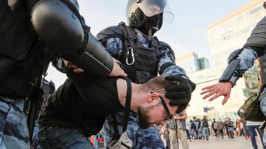 Un manifestante detenido durante las protestas.