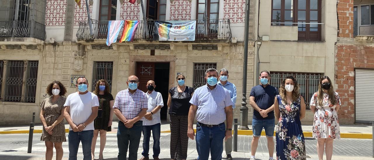 Puesta de las banderas arcoiris y trans en el Ayuntamiento de Crevillent el Día del Orgullo LGTB