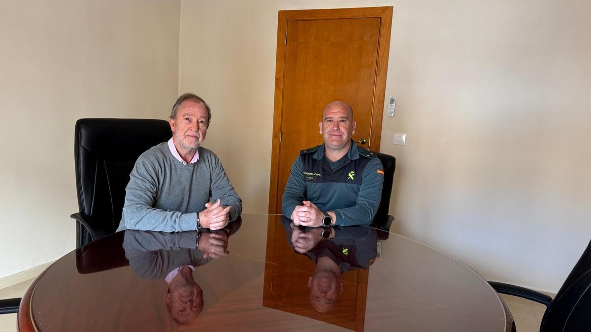 El alcalde de Benifairó, José Luis Ferrando, junto al teniente de la Guardia Civil de Tavernes