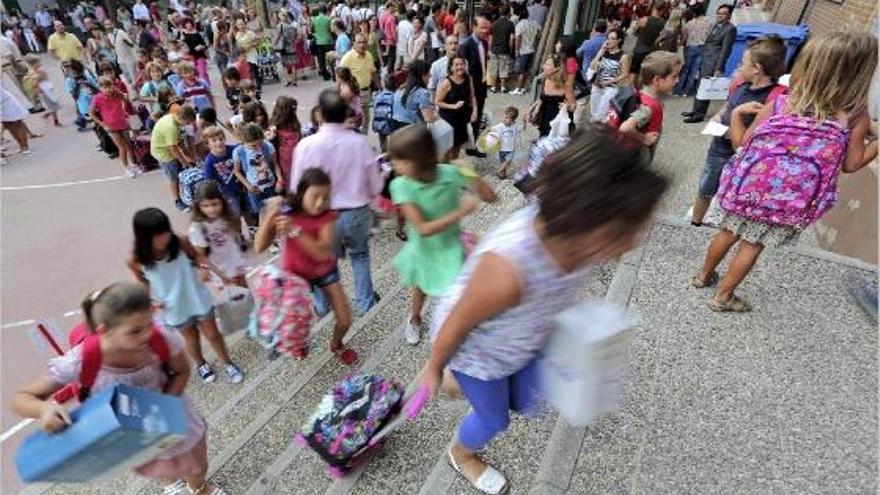 Los alumnos del colegio público Mestalla de Valencia se disponen a entrar a clase, en una imagen de archivo.