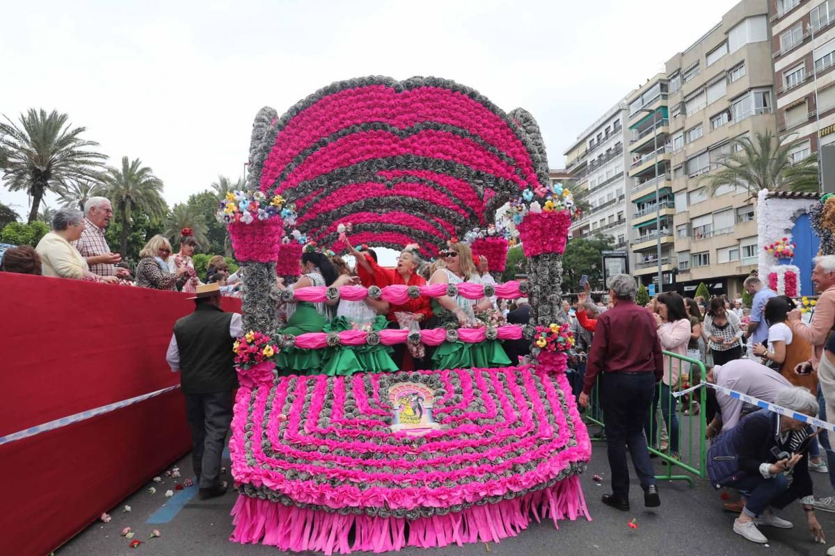 Miles de cordobeses participan en la Batalla de las Flores