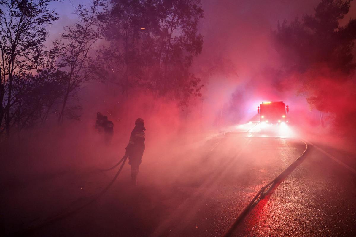 Dos grandes incencios cerca de Atenas obligan a evacuar a miles de personas