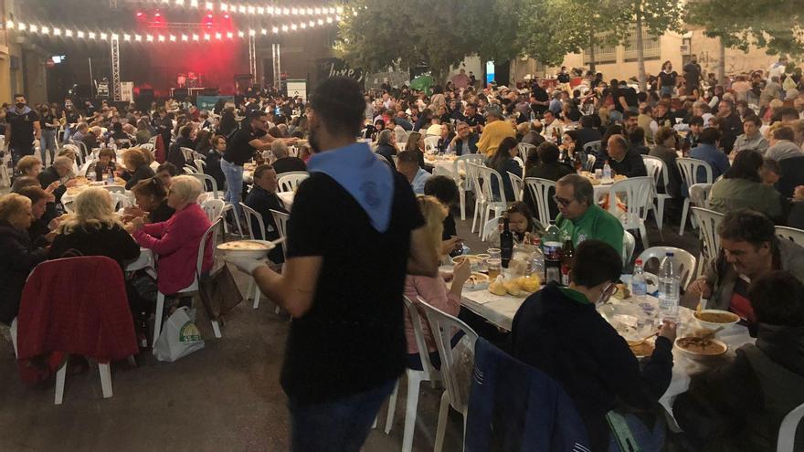 1.200 personas se distribuyen en mesas de 10 comensales para participar en el tradicional empedrao popular de las fiestas.
