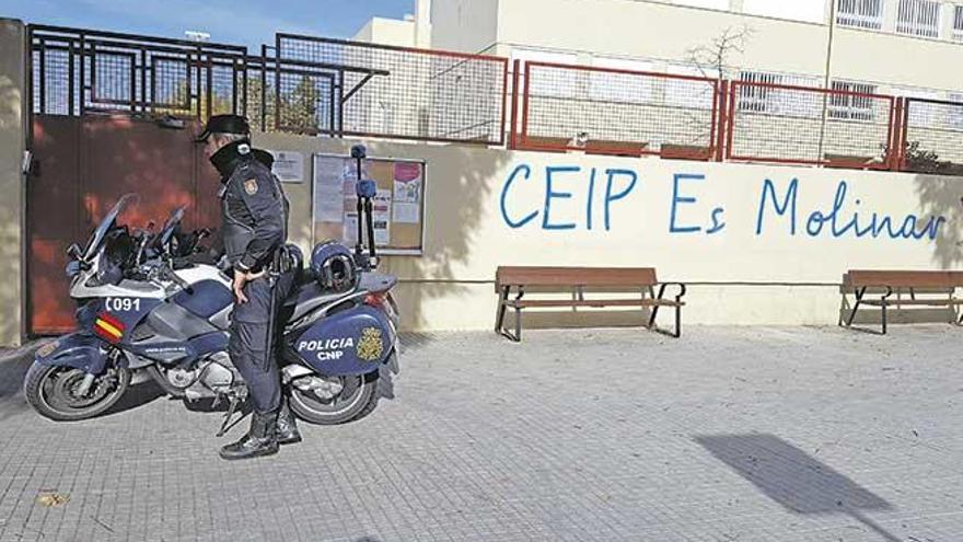 Motoristas de la Policía Nacional, ayer, ante el colegio de El Molinar.