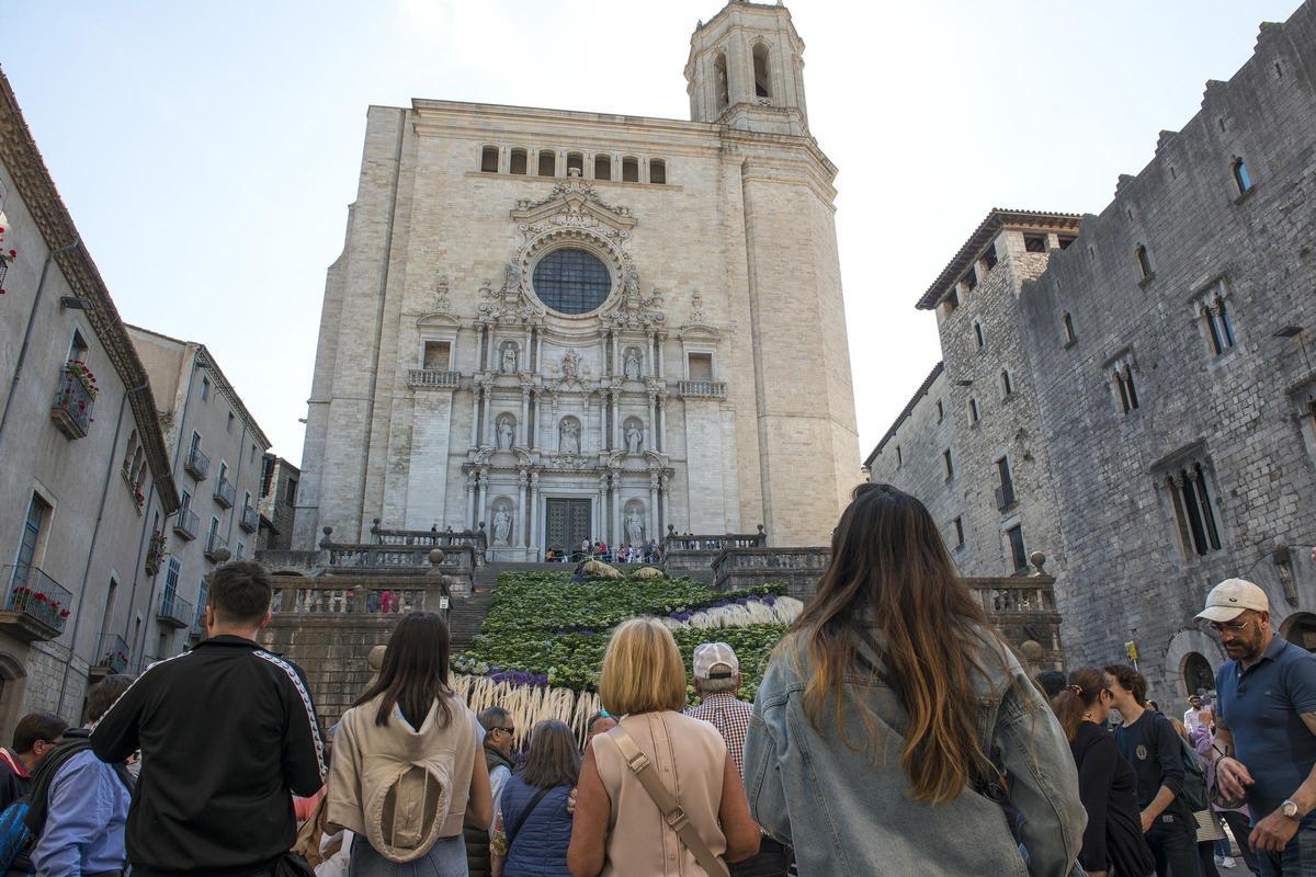 Multitud de personas pasean por Girona el primer fin de semana de Temps de Flors, que comienza con buen tiempo