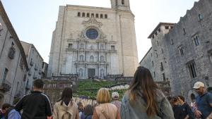 Multitud de personas pasean por Girona el primer fin de semana de Temps de Flors, que comienza con buen tiempo
