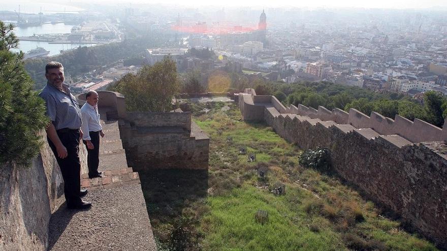 Vista del paso entre las murallas de la Coracha que conecta la Alcazaba y Gibralfaro.