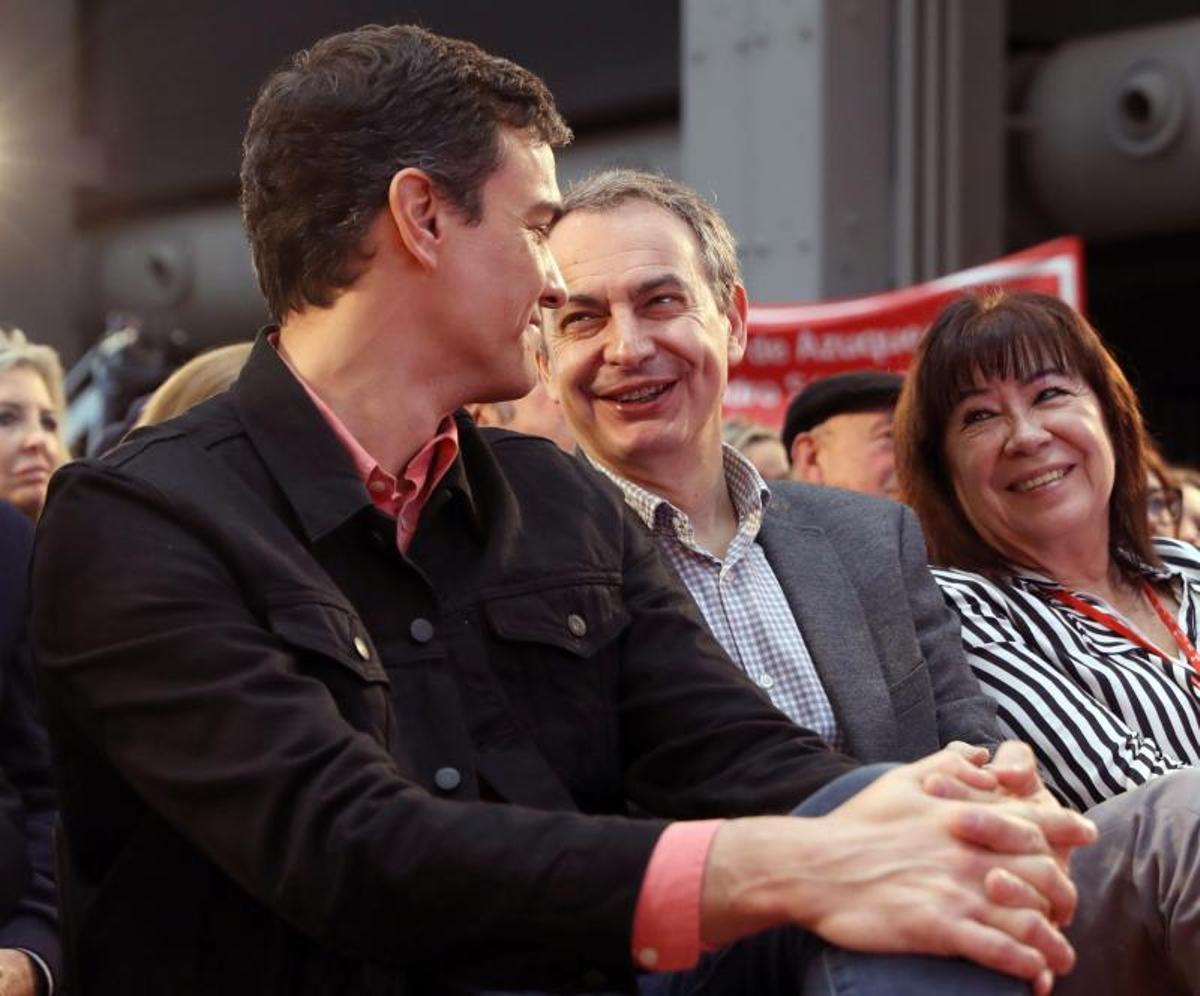 Pedro Sánchez, junto al expresidente José Luis Rodríguez Zapatero y la presidenta del PSOE, Cristina Narbona, durante la clausura de la escuela de buen gobierno del PSOE, el 18 de marzo de 2018 en Madrid.