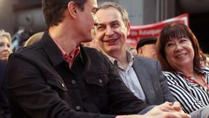 Pedro Sánchez, junto al expresidente José Luis Rodríguez Zapatero y la presidenta del PSOE, Cristina Narbona, durante la clausura de la escuela de buen gobierno del PSOE, el 18 de marzo de 2018 en Madrid.