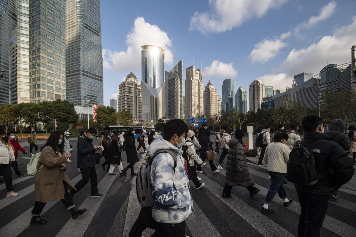 Peatones en el distrito financiero de Lujiazui de Pudong en Shanghái.