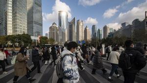 Peatones en el distrito financiero de Lujiazui de Pudong en Shanghái.