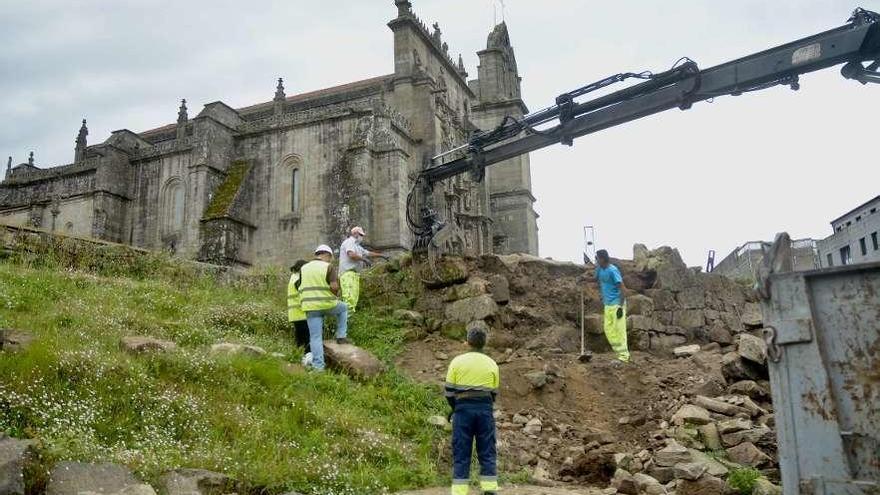 Los trabajos en el ámbito de la basílica comenzaron ayer.  // Rafa Vázquez