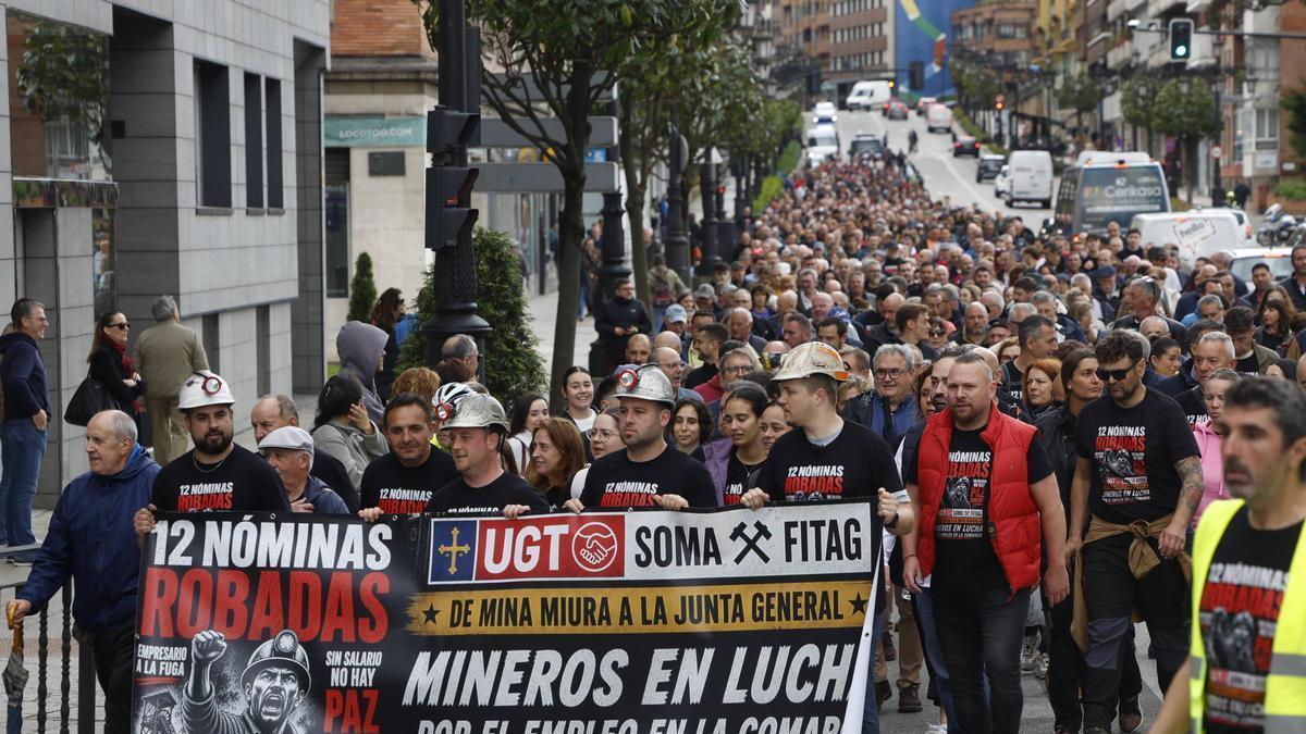 La marcha de los trabajadores de Mina Miura reclamando sus salarios.