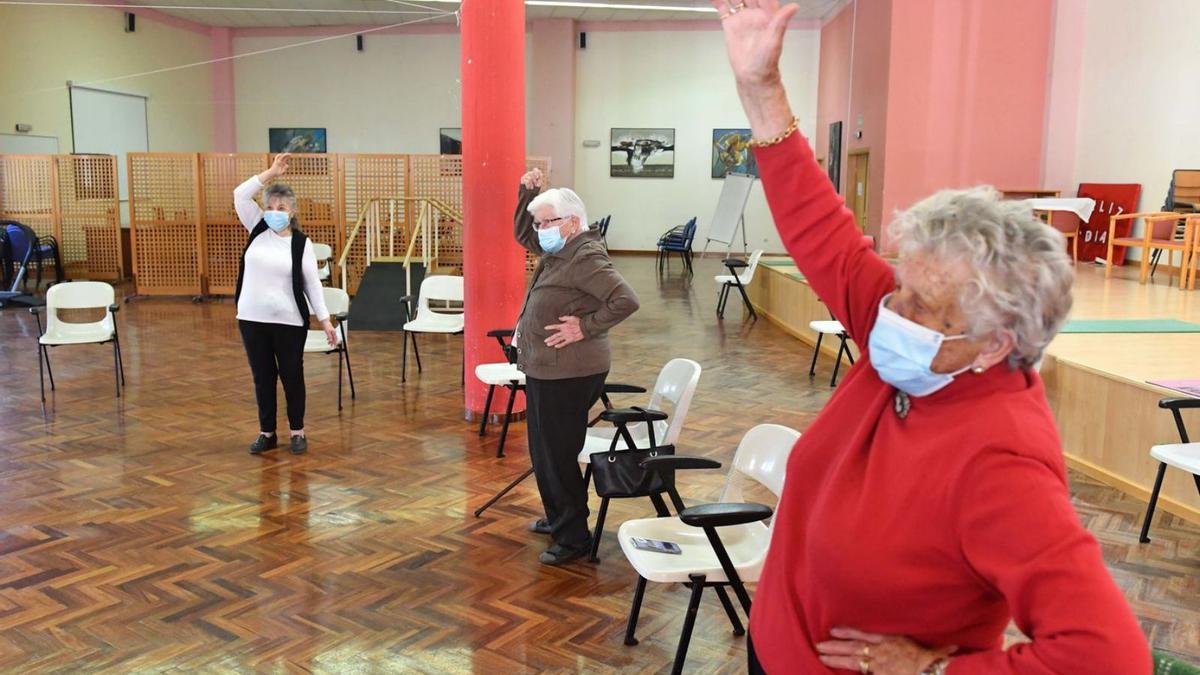 Mayores hacen ejercicio en la residencia Torrente Ballester.   | // VÍCTOR ECHAVE