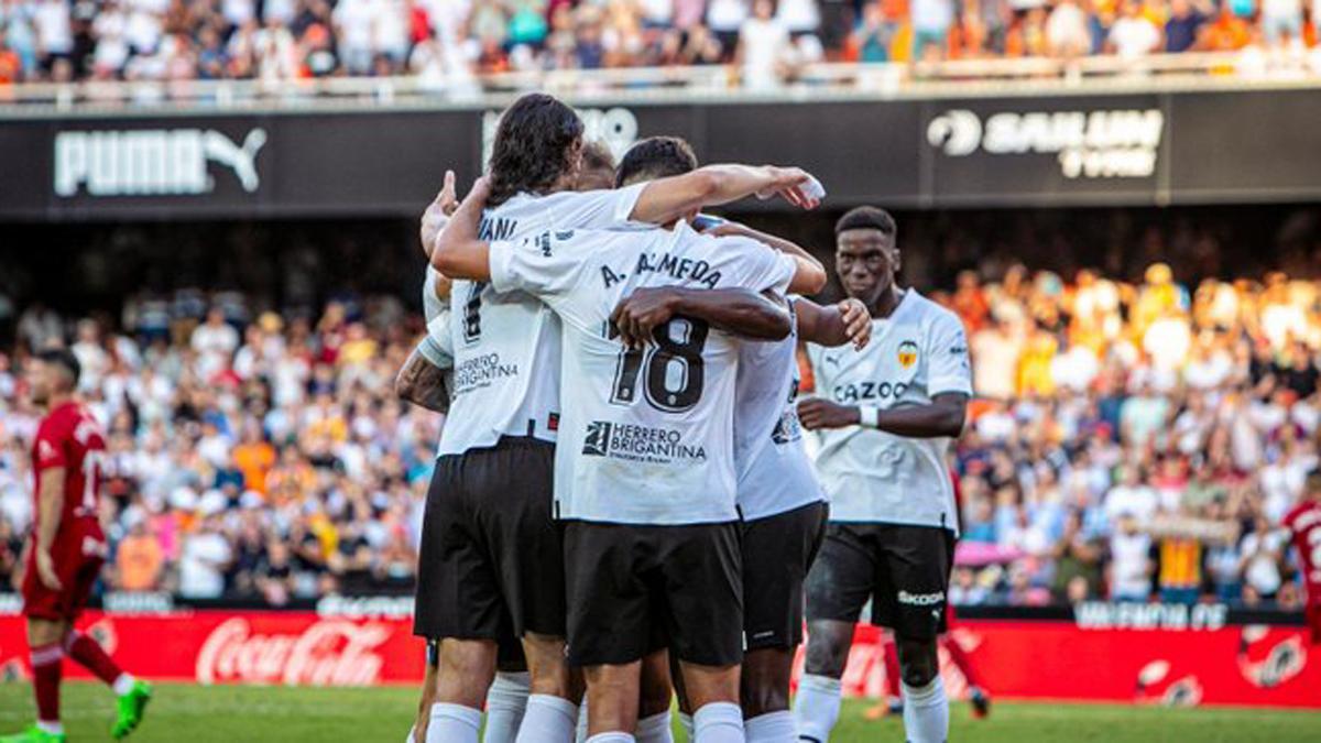 Los jugadores del Valencia celebran un gol de Cavani