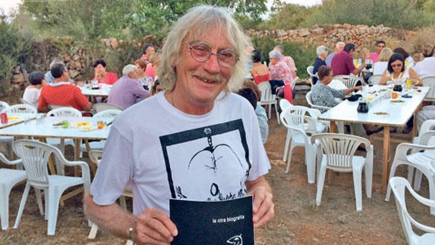 Rudy Schwizgebel posa sonriente con su libro en la fiesta celebrada en su casa tradicional de Cas Perets.