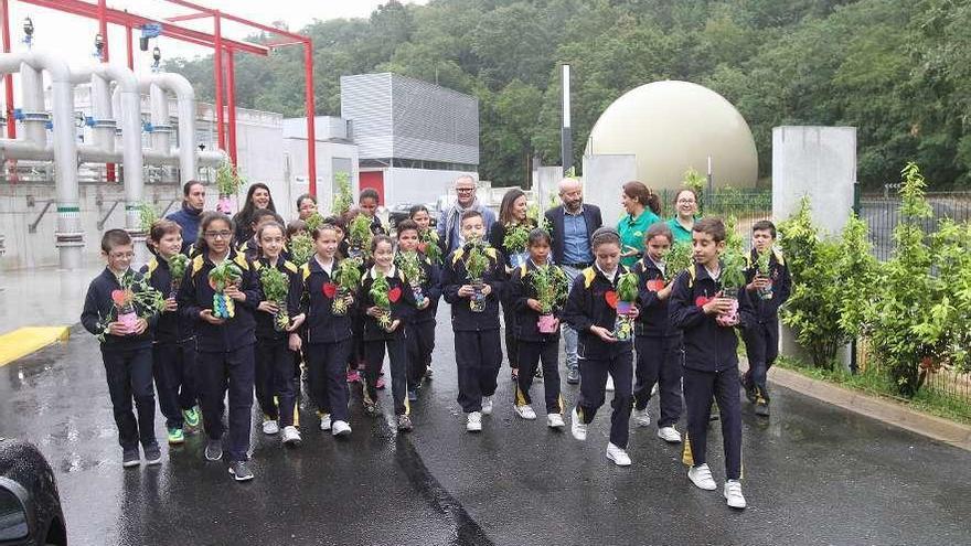 Alumnos participantes en la EDAR de Reza con el alcalde y el edil de Medio Ambiente. // Iñaki Osorio