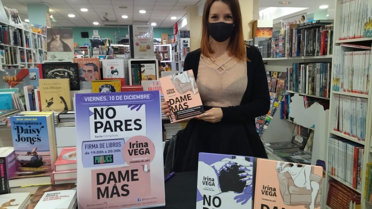 Irina Vega muestra sus libros en la librería Publics