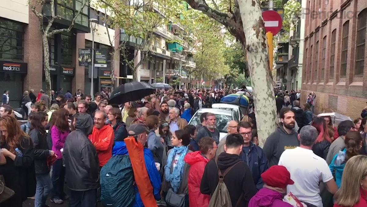 Llargues cues en instituts i escoles, 1-O